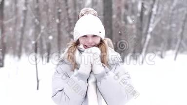 一位年轻女子在降雪时冬天的肖像。